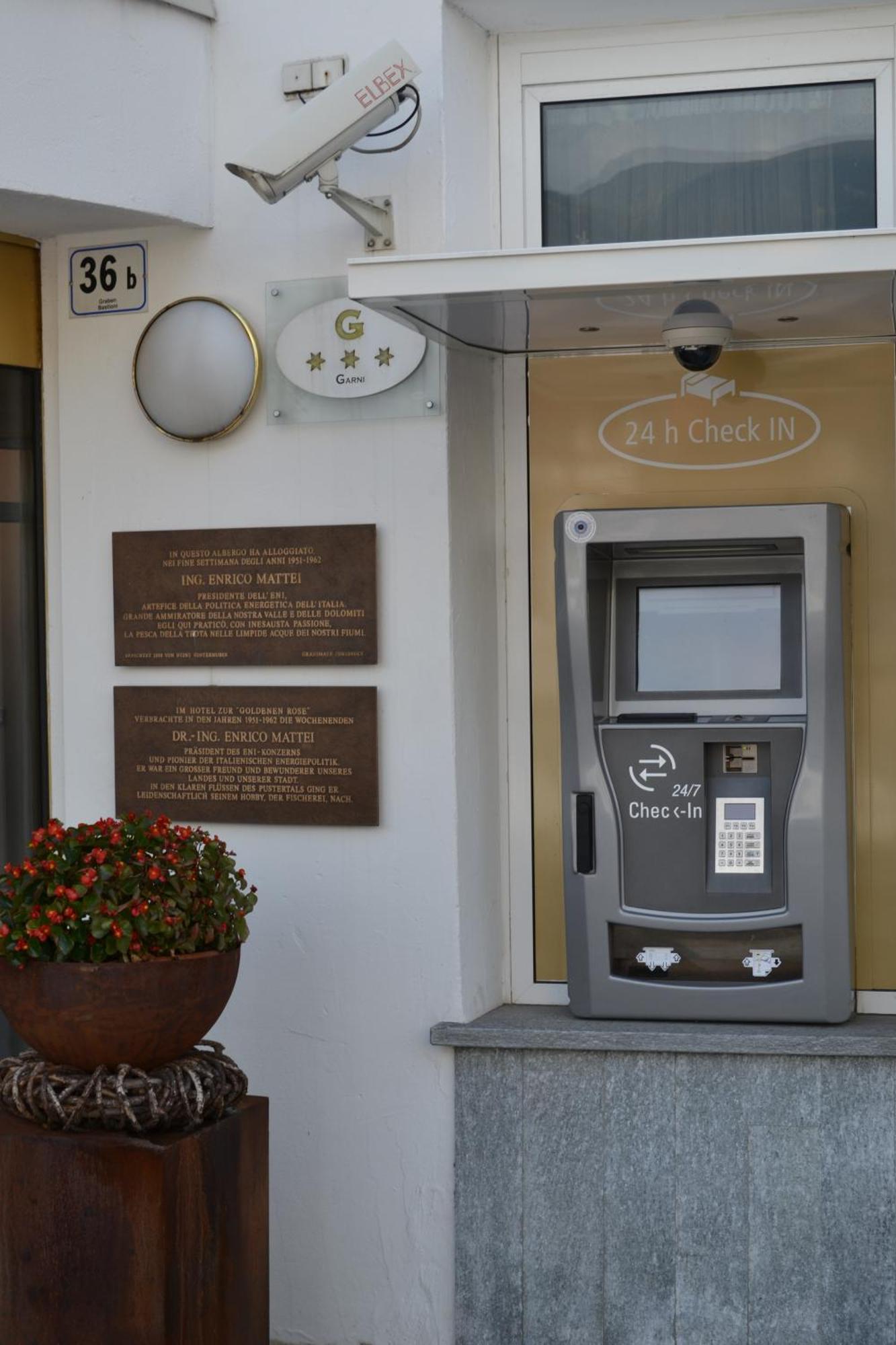 Hotel Goldene Rose Brunico Esterno foto